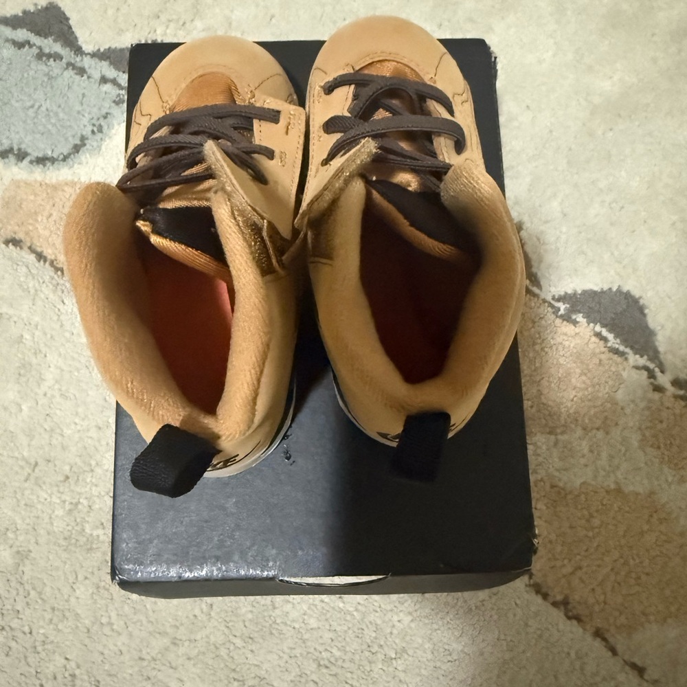 Jordan MVP 8C Sandrift/ BAROQUE Sneakers Box- LIKE NEW - Picture 5 of 7